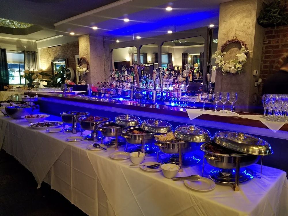Applewood Apartments and Restaurant: 120 North Rd, Highland, NY 12528